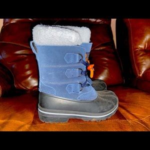 Megellin boys snow boots worn once for a couple of hours size 1 .